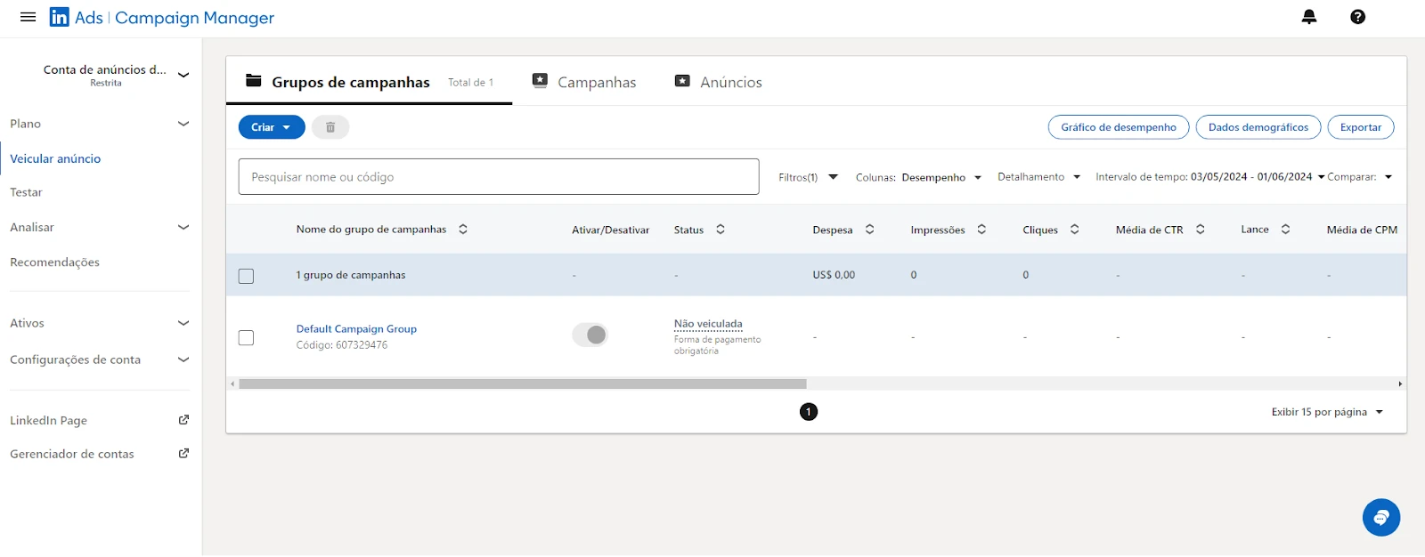 Tráfego pago: o que é e como usar para ter mais resultados Captura de tela do Gerenciador de Campanhas do LinkedIn Ads, exibindo grupos de campanhas, status e métricas de desempenho.